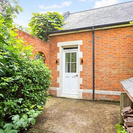 The Annexe - Beautiful Apartment With Garden Close To Heathrow And Windsor Стейнс Экстерьер фото