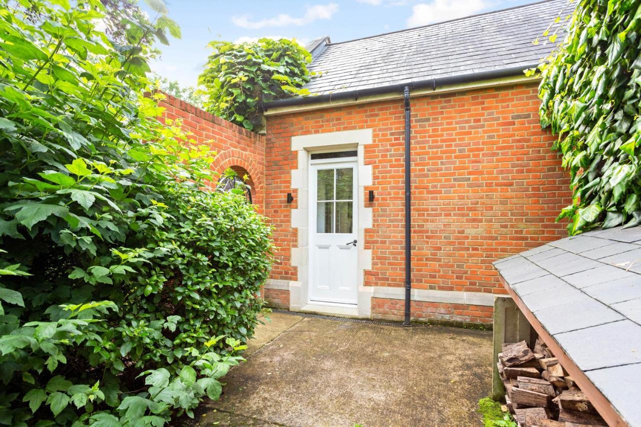 The Annexe - Beautiful Apartment With Garden Close To Heathrow And Windsor Стейнс Экстерьер фото